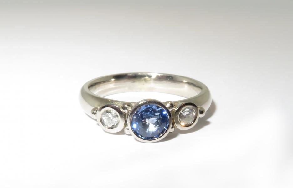 Handgemaakte witgouden ring met blauw saffier en diamanten briljanten