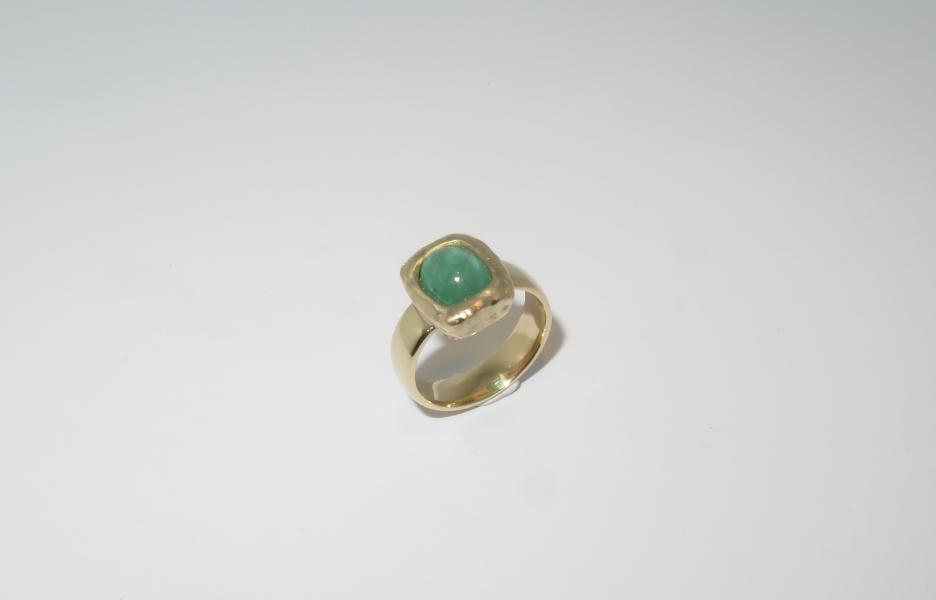 Geelgouden ring met smaragd