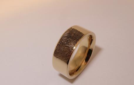 Gouden ring met vingerafdruk brede gouden ring lasergravure 