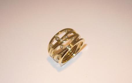 Handgemaakte ring geelgouden ring. Diamanten