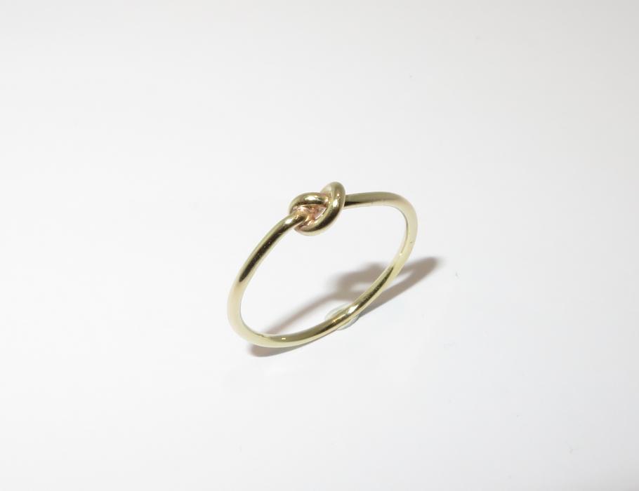 Geelgouden ring met knoop geknoopt