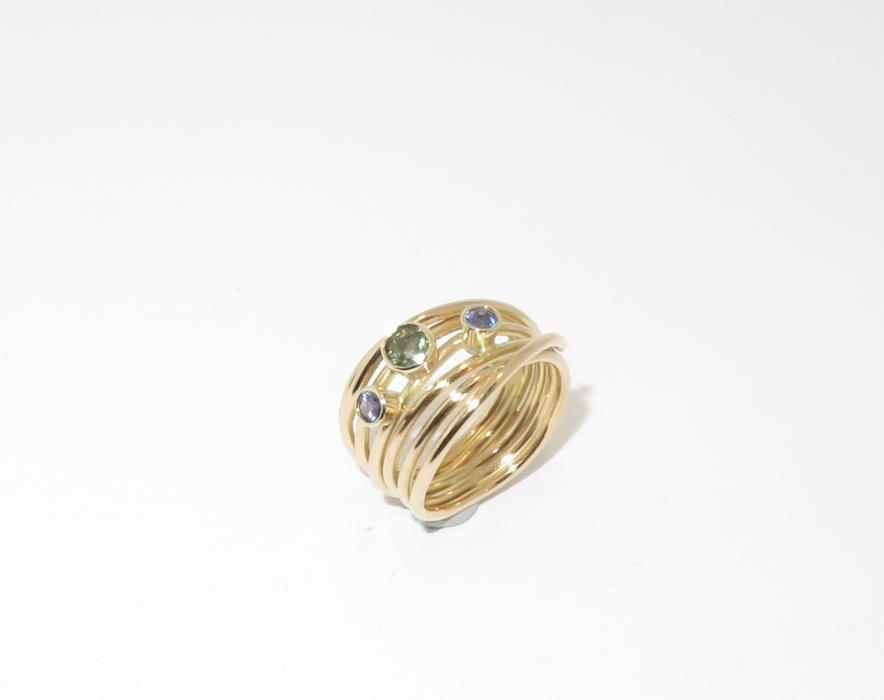 Geelgouden ring met groene en paarse saffieren