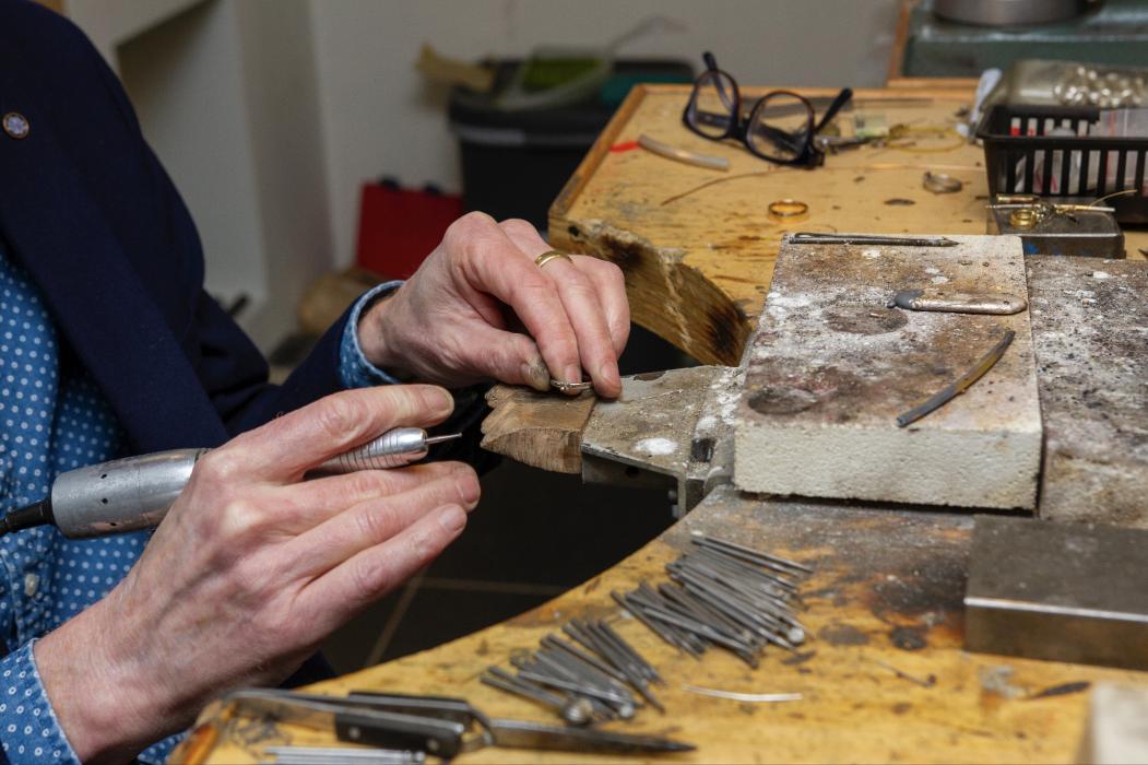 Goudsmid aan het werk boren en frezen