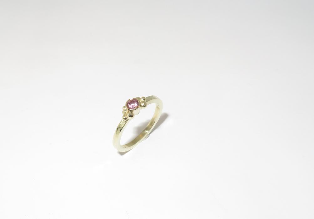 Geelgouden ring met rose Saffier