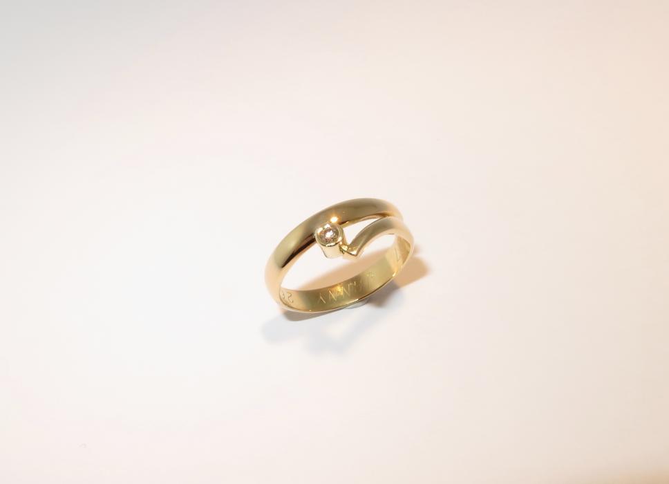 Geelgouden ring met diamant handgemaakt ontwerpen goudsmid