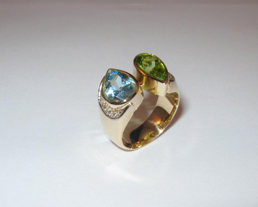 Geelgouden ring met peridot en aquamarijn