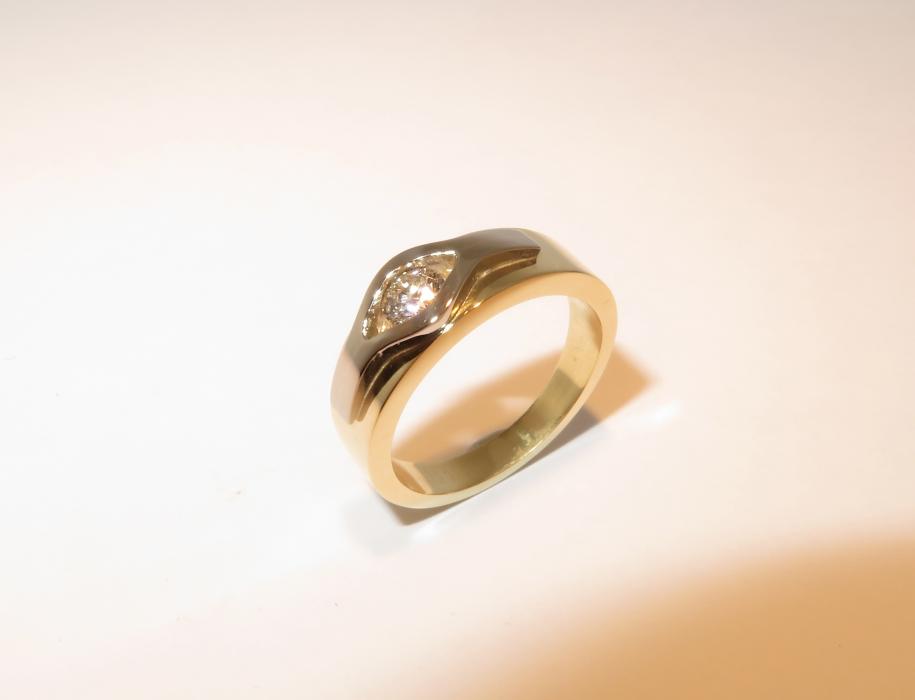 Bicolor gouden  ring met diamant handgemaakt