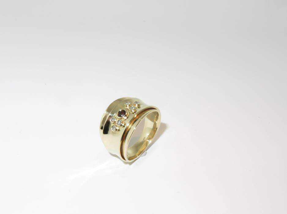 Geelgouden ring met granaat en diamant