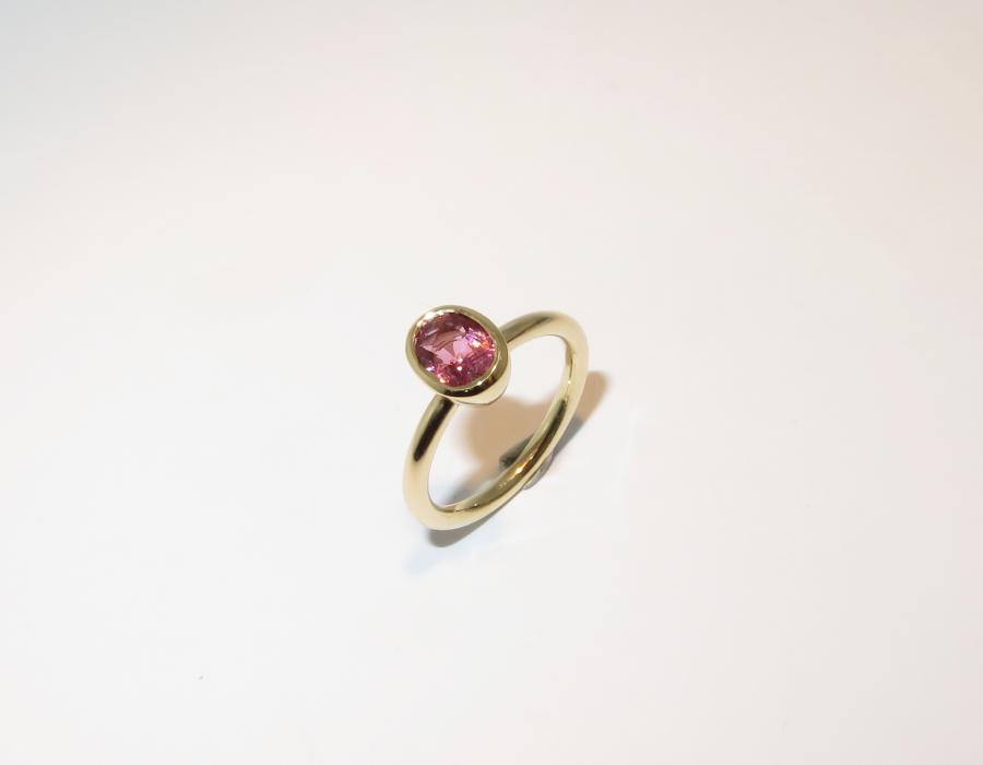 Geelgouden ring met Rose saffier