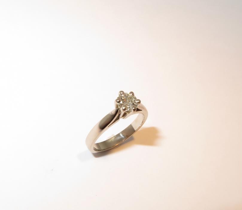 Witgoudenring met diamant solitairring 