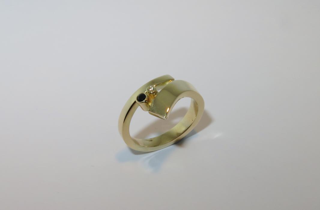 Geelgouden ring met Saffier en diamant smeedring