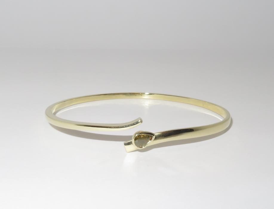 Gouden smeedarmband met bruine diamant