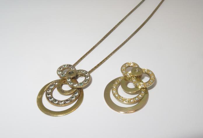 Double hanger in goud gemaakt. Met diamanten