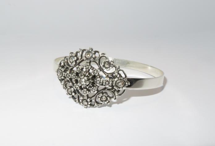 Antieke zilveren broche is armband geworden met roosdiamant