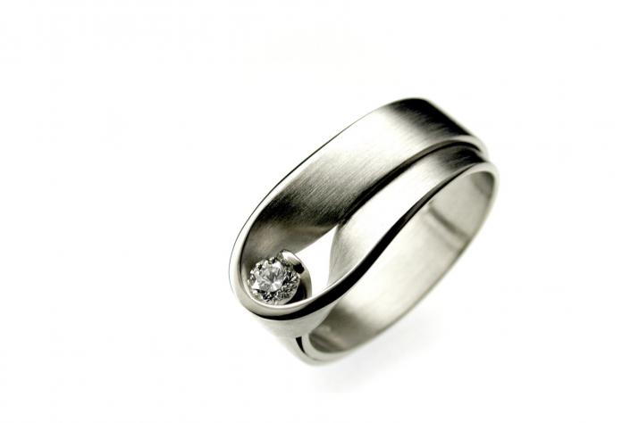 Ring Don witgoud met diamant