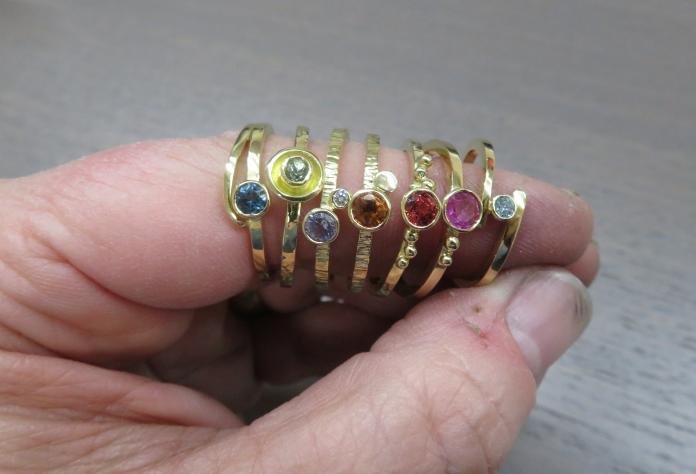 Gouden ringen edelsmederij work shop saffier diamant edelsteen