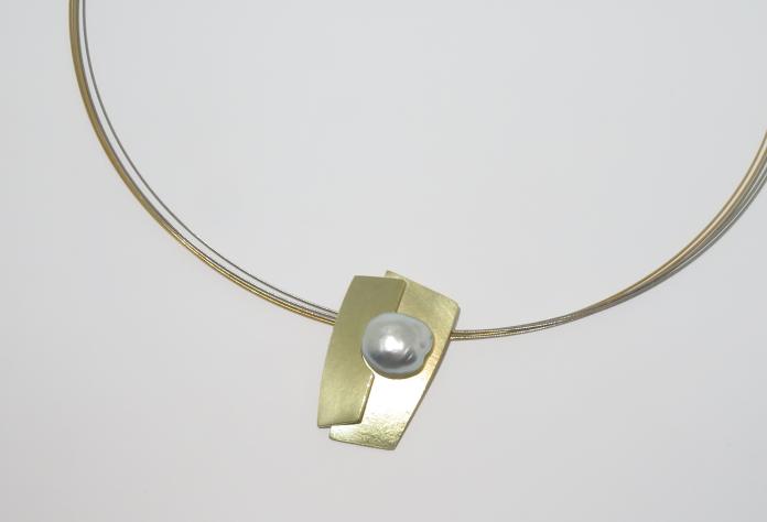 Geelgouden hanger met barok parel