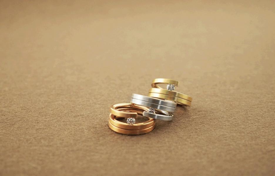 Spanningen in witgoud geelgoud en platina met diamant