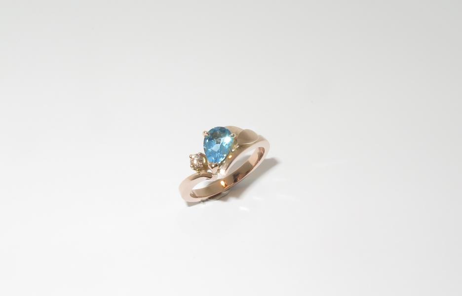 Rosé gouden ring met blauwe Topaas