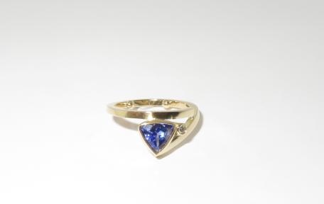 Geelgouden ring met Tanzaniet en diamant