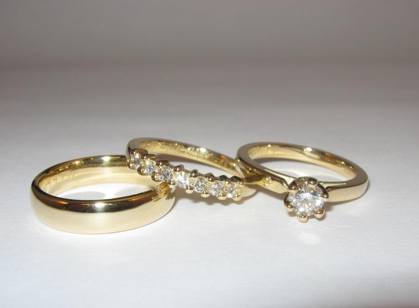 Geelgouden trouwringen met diamant