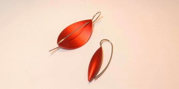 Rode oorhangers rode oorbellen aluminium lichtgewicht oorbellen