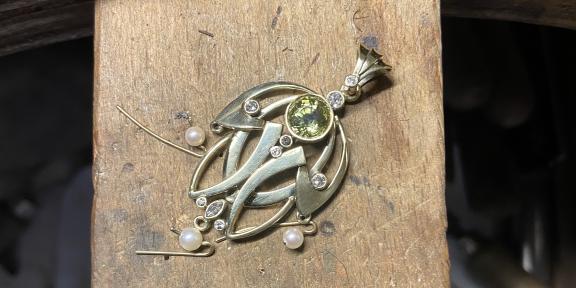 Pareltjes er aan maken gouden hanger art nouveau