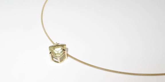 Geelgouden Hanger met prasioliet
