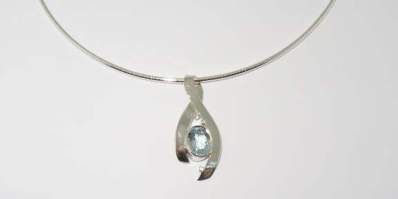 Zilveren hanger met aquamarijn en diamant